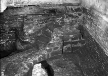 98699 Afbeelding van de bij archeologisch onderzoek gevonden funderingsresten van de voormalige St. Paulusabdij in het ...